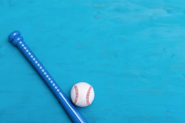 Blauer Baseballschläger Und Ball Auf Blauem Holzhintergrund — Stockfoto