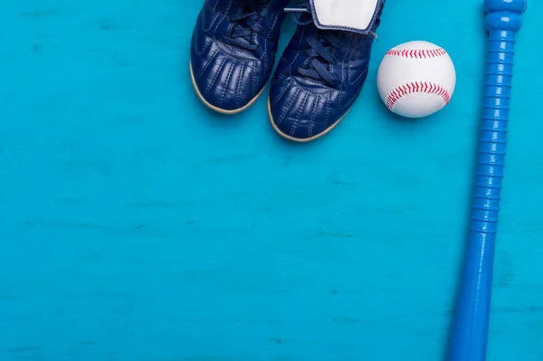 Бейсбольне Обладнання Синьому Дерев Яному Фоні Концепція Онлайн Тренувань — стокове фото