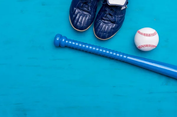 青い木製の背景に野球用具 オンラインワークアウトのコンセプト — ストック写真