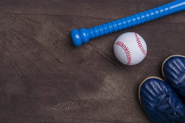 灰色の背景に野球用具 オンラインワークアウトのコンセプト — ストック写真