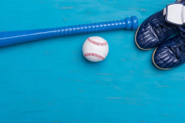 青い木製の背景に野球用具 オンラインワークアウトのコンセプト — ストック写真