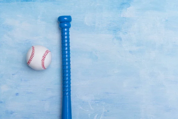 Sprzęt Baseballowy Niebieskim Drewnianym Tle Koncepcja Treningu Online — Zdjęcie stockowe