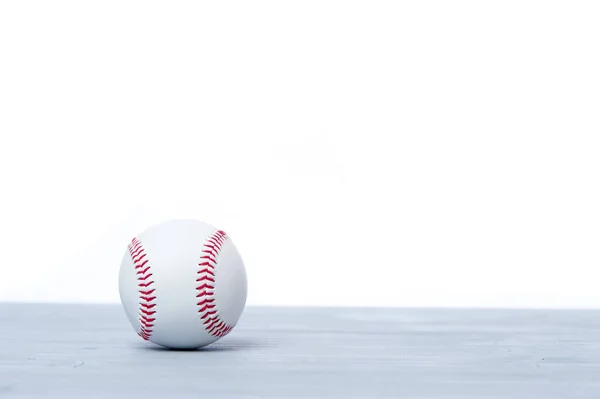 Primer Plano Pelota Béisbol Piso Madera Gris Concepto Entrenamiento Línea —  Fotos de Stock