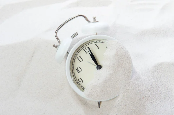 Alarm Clock Sand Beach Vacation Time Concept — Stock Photo, Image