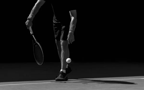 Mannelijke Tennisspeler Actie Het Veld Een Zonnige Dag Zwart Wit — Stockfoto
