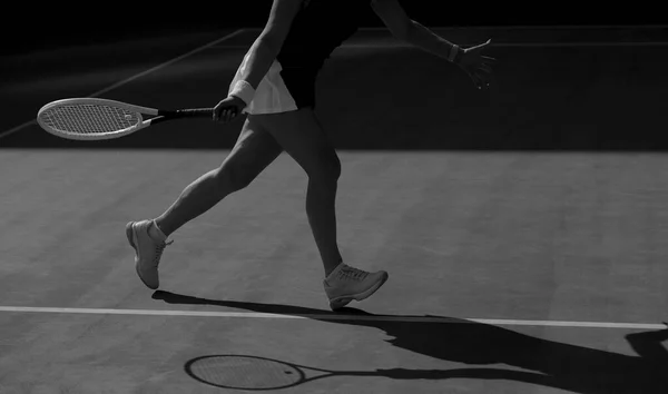 Kvinnlig Tennisspelare Aktion Svart Och Vitt — Stockfoto