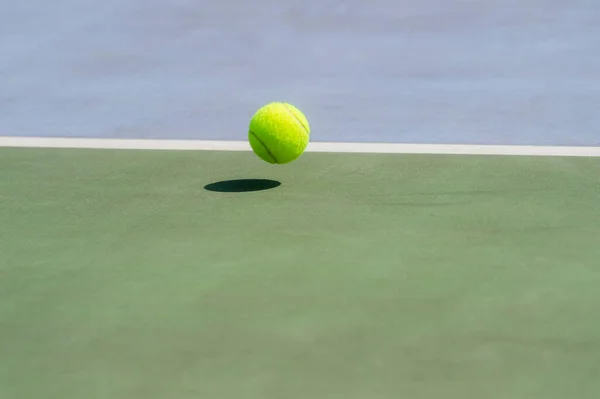 Κοντινό Πλάνο Μιας Σκιάς Και Μια Μπάλα Του Τένις Ατομικό — Φωτογραφία Αρχείου