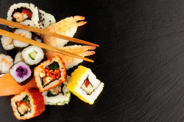 Karışık Sushi kayrak bir arka plan üzerinde rulo