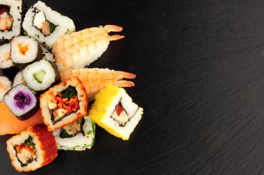 Karışık Sushi kayrak bir arka plan üzerinde rulo