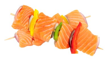 Çiğ somon ve tatlı biber kebap