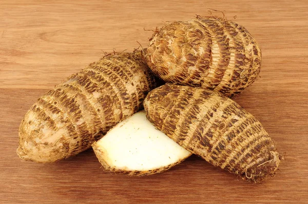 Raw Eddoe Vegetables On A Wooden Background — Stock Photo, Image