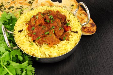 Kuzu Rogan Josh köri Naan ekmek ile