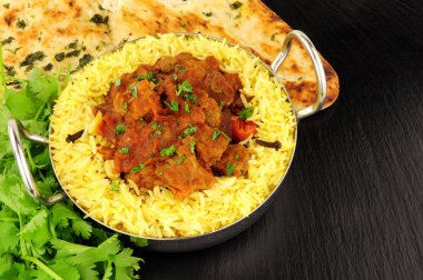 Kuzu Rogan Josh köri Naan ekmek ile