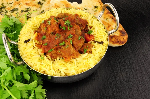 Kuzu Rogan Josh köri Naan ekmek ile — Stok fotoğraf