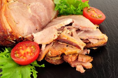 Kavrulmuş domuz pastırması ortak arduvaz arka plan üzerinde