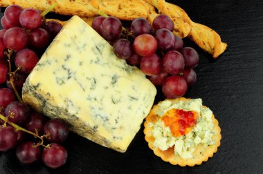 Stilton peyniri ve kırmızı üzüm