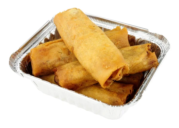 Rollos de primavera de vegetales crujientes chinos en bandeja de aluminio para llevar — Foto de Stock