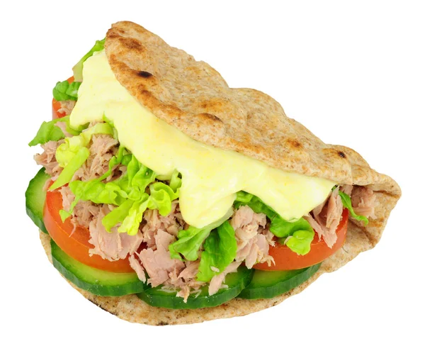 Tuňáka a sendvič se salátem v přeložené chlebové placky — Stock fotografie