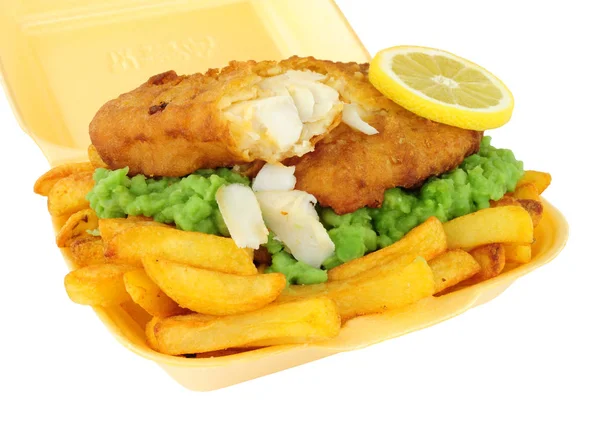 Pesce e patatine fritte con piselli muscolosi in un vassoio take away — Foto Stock