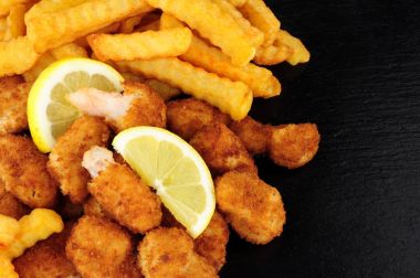 Kırıntı kaplı kızarmış karides ve cips arduvaz arka plan üzerinde