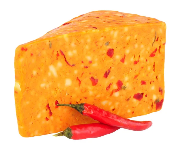 Fromage cheddar à saveur de piment isolé sur blanc — Photo