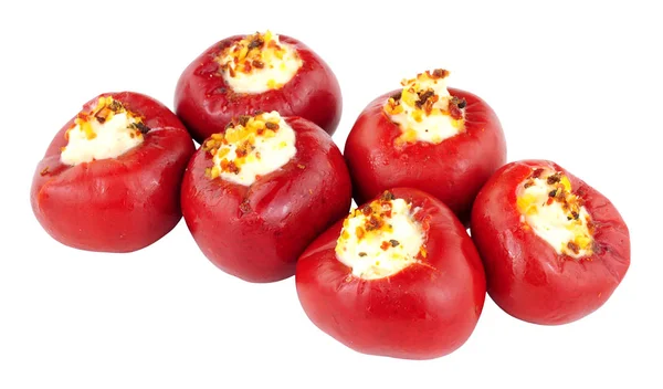 Τυρί φέτα γεμιστές κόκκινες πιπεριές που απομονώνονται σε λευκό φόντο — Φωτογραφία Αρχείου