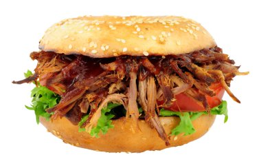 Parçalanmış sığır eti ve salata dolu simit sandviç