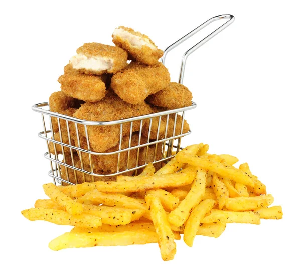 Nuggets de frango e batatas fritas em uma pequena cesta de fritura de arame — Fotografia de Stock