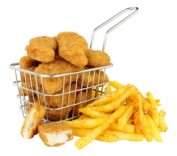 Nuggets de frango e batatas fritas em uma pequena cesta de fritura de arame — Fotografia de Stock