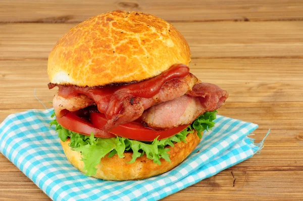 Lechuga de tocino y rollo sándwich de tomate — Foto de Stock