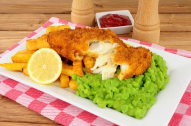 Balık ve patates kızartması yemek