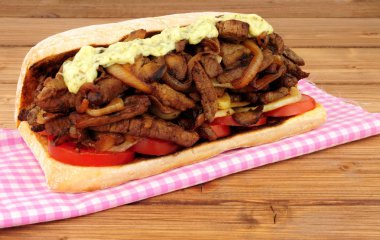 Kızarmış et ve soğan sandviç alt rulo