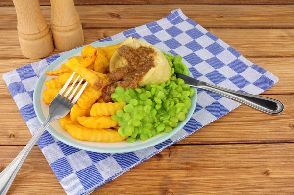 Steak And Kidney Pudding Meal With Chips And Mushy Peas — Stock Photo, Image