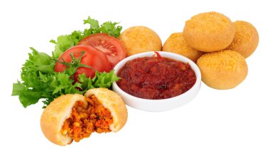 Tuzlu mini et büfe çörek beyaz bir arka plan üzerinde izole dolu
