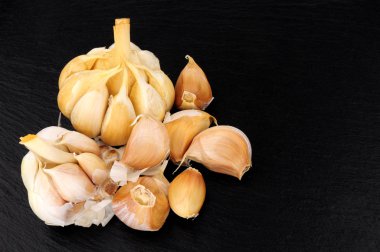 Kayrak taş zemin üzerine sarımsak ampuller füme