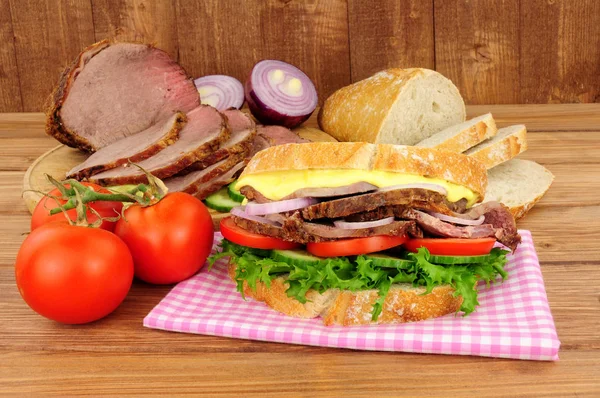 Смажений Салат Яловичини Бутерброд Інгредієнтами Фоні Дерева — стокове фото