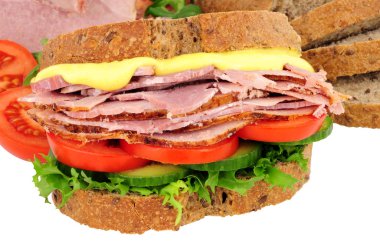Beyaz bir arka plan üzerinde izole fırında jambon ve salata dolu sandviç