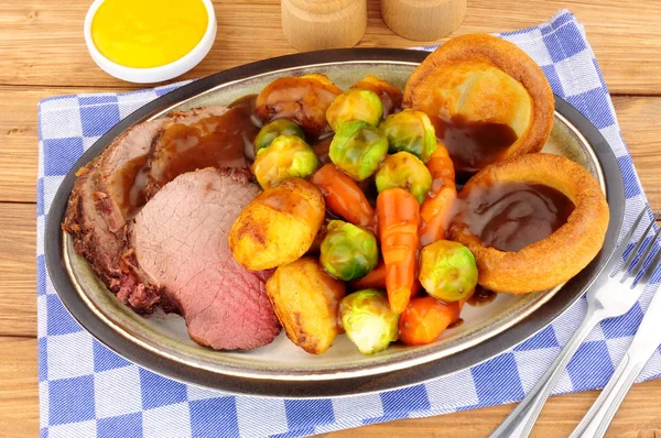 Refeição Tradicional Rosbife Inglesa Com Batatas Assadas Legumes Pudins Yorkshire — Fotografia de Stock