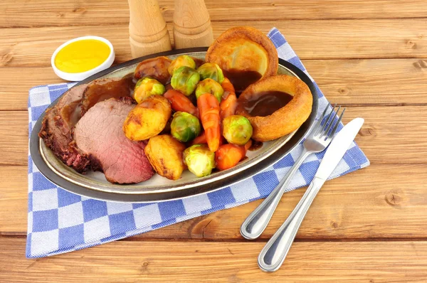 Traditionelles Englisches Roastbeef Mit Gerösteten Kartoffeln Gemüse Und Yorkshire Puddings — Stockfoto