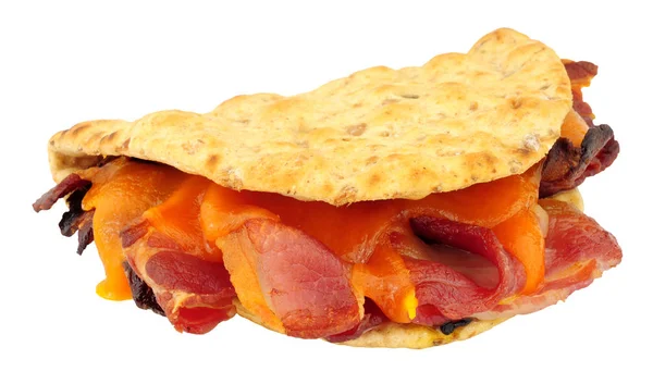 白い背景で隔離のチーズとベーコンのフラットブレッド サンドイッチ — ストック写真