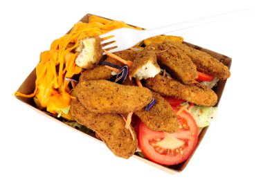 Güney kızarmış tavuk fileto ve peynirli patates dilimleri beyaz bir arka plan üzerinde izole bir karton almak dış görev tepsisinde