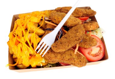 Güney kızarmış tavuk fileto ve peynirli patates dilimleri beyaz bir arka plan üzerinde izole bir karton almak dış görev tepsisinde