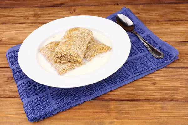 Schüssel Mit Geschreddertem Weizen Frühstückszerealien Mit Milch Auf Holz Hintergrund — Stockfoto