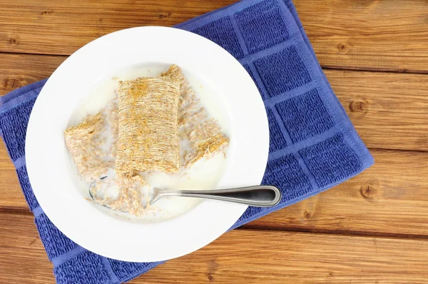 Schüssel Mit Geschreddertem Weizen Frühstückszerealien Mit Milch Auf Holz Hintergrund — Stockfoto