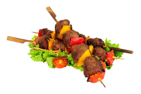 Grilované Hovězí Karbanátky Sladké Pepřové Kebab Dřevěných Špejlích Čerstvým Salátem — Stock fotografie