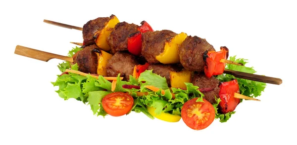Grillezett Marhahúsgombóc Édes Paprika Kebab Nyárson Friss Salátával Elszigetelt Fehér — Stock Fotó