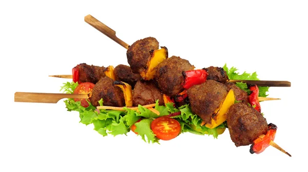 Almôndegas Carne Grelhada Kebabs Pimenta Doce Espetos Madeira Com Salada — Fotografia de Stock