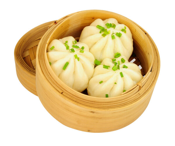 Паровые бао булочки в бамбуковых пароходах изолированы на белом фоне
