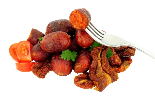 一组辛辣的什锦肉丸子 有晒干的西红柿和白色背景下分离的新鲜西红柿 — 图库照片