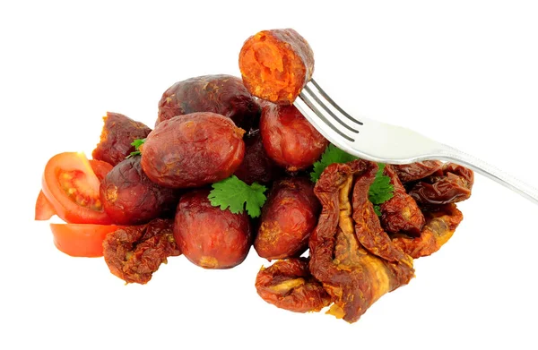 一组辛辣的什锦肉丸子 有晒干的西红柿和白色背景下分离的新鲜西红柿 — 图库照片